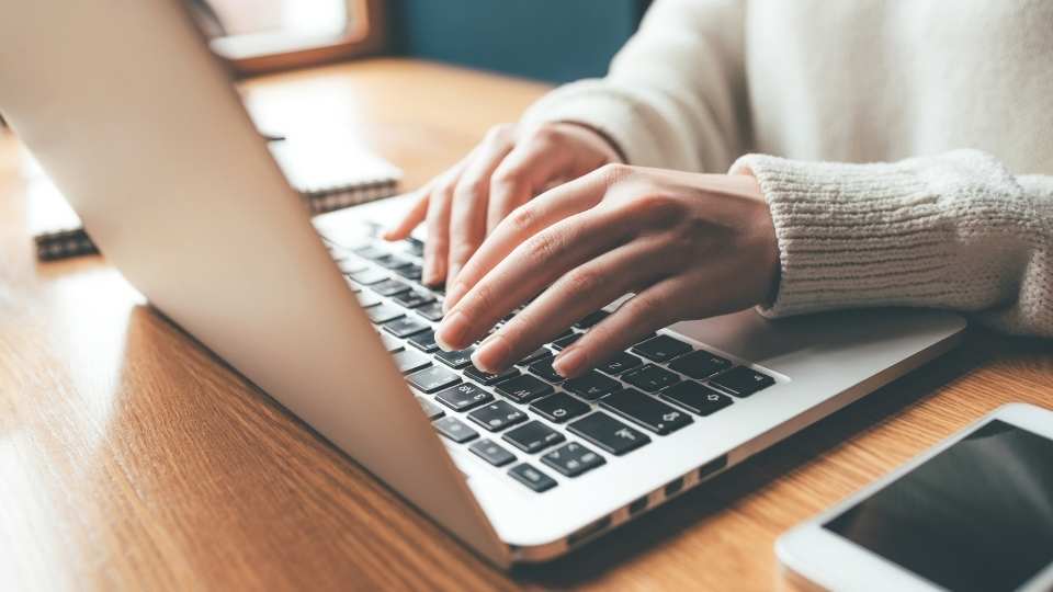 Ile prądu zużywa laptop? Oblicz koszty eksploatacji swojego sprzętu