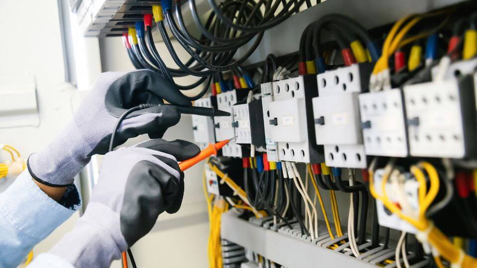 Rozdzielenie instalacji elektrycznej na dwa liczniki – zalety, procedury i praktyczne wskazówki