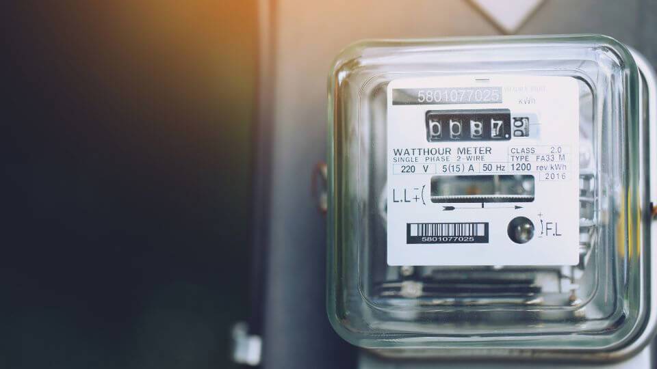Czerwona lampka w liczniku prądu– co oznacza, jakie mogą być przyczyny i jak reagować